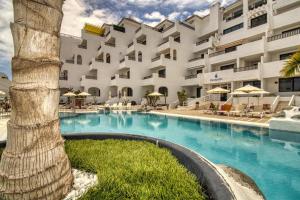 Bazén v ubytování Penthouse con Vistas al Mar, Terraza, Jacuzzi y Piscina en Playa Fañabé nebo v jeho okolí + 29 fotografií