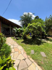 - un jardin avec une passerelle en pierre à côté d'une maison dans l'établissement Recanto de Gaia, à Ilhabela 10 autres photos