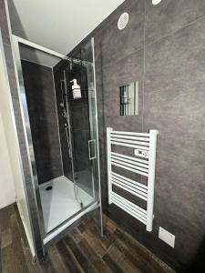 Ένα μπάνιο στο Appartement proche Amnéville, 2 chambres, 5 couchages, cuisine, salon, terrasse et parking