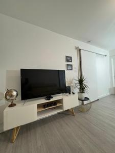 Μια τηλεόραση ή/και κέντρο ψυχαγωγίας στο Appartement proche Amnéville, 2 chambres, 5 couchages, cuisine, salon, terrasse et parking