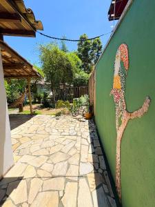 une peinture d'un lézard sur le côté d'un mur dans l'établissement Recanto de Gaia, à Ilhabela
