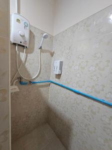 Ένα μπάνιο στο ราไวย์โฮสเทลRawai Hostel