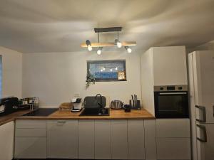 Kuchyň nebo kuchyňský kout v ubytování Ravell Lodge- occasional rental