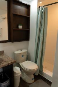 une salle de bain avec toilettes et douche dans l'établissement Apartamento en el Centro de San Andrés Islas con vista al mar- Edificio Bay Point 703, à San Andrés