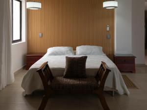 - une chambre avec un grand lit et une chaise dans l'établissement Apartamento en el Centro de San Andrés Islas con vista al mar- Edificio Bay Point 703, à San Andrés 10 autres photos