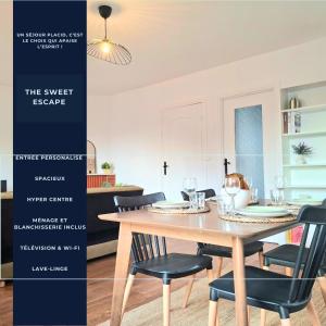 een eetkamer met een houten tafel en stoelen bij Le Sweet Escape - Vue Sur La Cathédrale in Beauvais