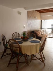 - une table à manger avec des chaises et un canapé dans l'établissement Apartamento en el Centro de San Andrés Islas con vista al mar- Edificio Bay Point 703, à San Andrés