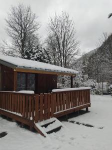 una cabina con la neve sopra di Camping Le Coulédous ad Aulus-les-Bains Altre 3 foto