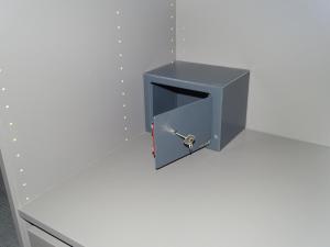een grijze doos met een klein deurtje op de vloer bij Cà del corso in Domodossola