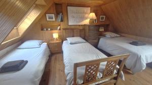 a room with two twin beds in a cabin at Le repère de Saint Mathieu in Plougonvelin