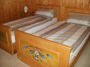 two twin beds in a wooden room with at Appartement Murtalblick In Pöls in Pöls +31 photos