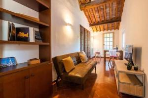 比萨Eulalia's Attic - Affitti Brevi Italia的客厅里有一张沙发和一张桌子。 更多33张照片
