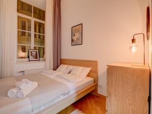 une chambre avec un lit avec des serviettes dessus dans l'établissement Authentic Old Riga Heritage, 2BR, Grand Ceilings, à Tīnūži