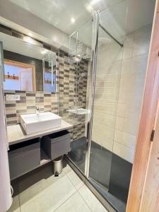une salle de bain avec lavabo et douche dans l'établissement Osciere Ski in - Out, à Val Thorens