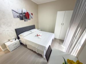 a small bedroom with a bed and a table at MyRoom in Ariano Irpino