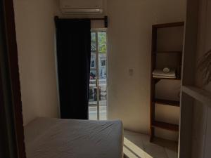 una camera da letto con una porta che si apre su un balcone di Sitrina a Zipolite