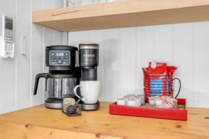 Принадлежности для чая и кофе в Daybreak Ridge Morning Vista