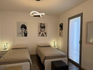 Un dormitorio con dos camas y una ventana. en Sweet Dreams Residence, en Brugine