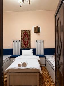 En eller flere senge i et værelse på Eydin Guesthouse