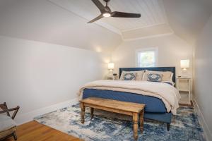 Postel nebo postele na pokoji v ubytování Lake Charlevoix Living Walk to Downtown Boyne City Just minutes to Boyne Mountain Resort