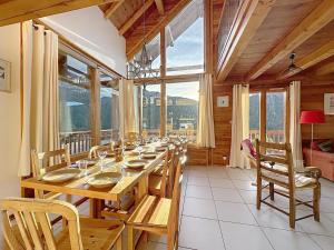 une salle à manger avec une longue table en bois et des chaises dans l'établissement Chalet Face aux Etoiles, à Molines-en-Queyras 6 autres photos