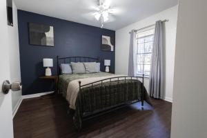 En eller flere senge i et værelse på The Triple Play Getaway 3BR Game Room Sleeps 10