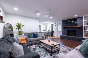 Et opholdsområde på The Triple Play Getaway 3BR Game Room Sleeps 10