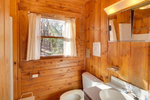 Et badeværelse på On-Site Trails, Pond! Rustic Harpers Ferry Cabin + 28 billeder