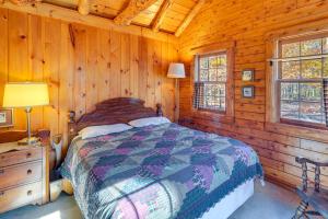 En eller flere senge i et værelse på On-Site Trails, Pond! Rustic Harpers Ferry Cabin