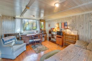 Et opholdsområde på On-Site Trails, Pond! Rustic Harpers Ferry Cabin