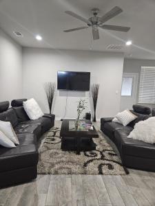 米德兰Spacious Home Perfect for Families& Business Trips的配有沙发和平板电视的客厅