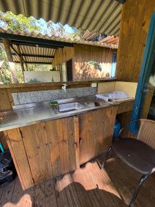 Una cocina exterior con fregadero y silla en Bintang Bangalos, en Camburi 95 fotos más