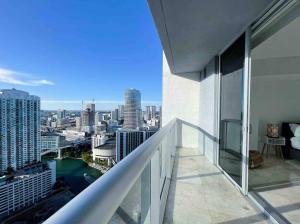 Apartamento con balcón con vistas a la ciudad en ICON Brickell 36th Floor View by Palermo Home Miami, en Miami