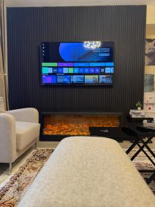 TV a/nebo společenská místnost v ubytování LionsGate Homes