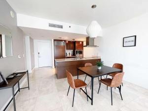 Una cocina y un comedor con mesa y sillas. en ICON Brickell 36th Floor View by Palermo Home Miami, en Miami 13 fotos más