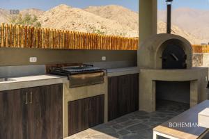 een keuken met een fornuis en een buitenoven bij Ecohouse Pachacamac in Pachacamac