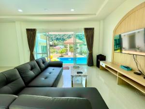 TV a/nebo společenská místnost v ubytování Le poulet poolvilla khanom