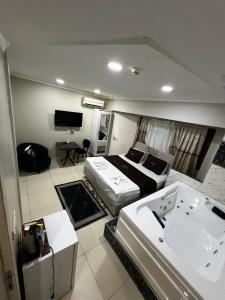 Postel nebo postele na pokoji v ubytování Laleli Suit Hotel