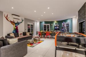Una sala de estar con una mesa de billar. en Gites Spa Strasbourg - Villa Cerf - SPA Privé, Sauna, Borne d'arcade, Babyfoot, en Ittenheim