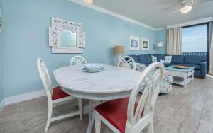 un salon avec une table et un canapé dans l'établissement Phoenix X 711 condo, à Orange Beach