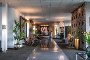 Un vestíbulo con plantas en macetas en las paredes. en salinenparc Design Budget Hotel, en Erwitte 50 fotos más