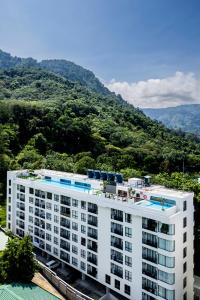 eine Luftansicht eines Gebäudes mit Bergen im Hintergrund in der Unterkunft Fantasea Kamala 1 BR Apartments Near Beach 212 in Kamala Beach