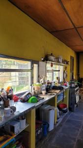 Una cocina con un montón de platos en los mostradores. en Casadearte, en Arana