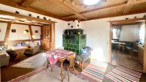 un salon avec une table et une cheminée dans l'établissement Ferienhaus Faulensee, à Rieden