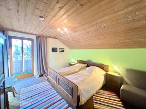 une chambre avec un lit et un canapé dans une pièce dans l'établissement Ferienhaus Faulensee, à Rieden