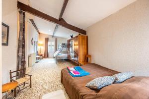 une chambre avec un lit et une chaise dans une pièce dans l'établissement Chambre Songes d'Afrique, à Montournais