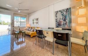 ein Wohnzimmer mit Tisch und Stühlen und einer Couch in der Unterkunft Lovely Home In Pilar De La Horadada With Wifi in El Mojón