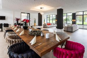 comedor grande con mesa larga y sillas en salinenparc Design Budget Hotel, en Erwitte
