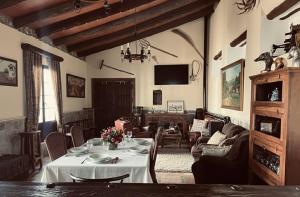 un soggiorno con un tavolo e una tv di Apartamentos El Paso a Pedrera