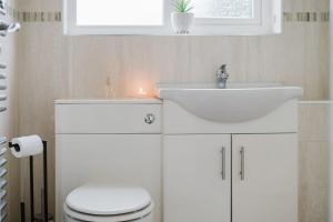 Ένα μπάνιο στο Fowler House 3BR Free WIFI Parking Maidenbouwer +20 φωτογραφίες